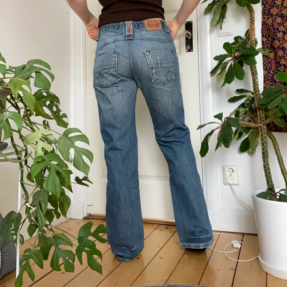 Jättesnygga replay jeans som tyvärr är för stora för mig så de kommer aldrig till användning! För referens är jag 167cm och jag brukar ha ca W28 eller storlek 38 i byxor! Köparen står för frakt.. Jeans & Byxor.