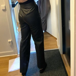 Skinnbyxor NAKD  - Riktigt snygga skinnbyxor/PU-pants från NAKD ur Linn Ahlborgs kollektion. Använda några gånger, men kommer inte längre till användning på grund av att de är för korta (jag är 178cm). Frakt betalas av köpare! 🤍