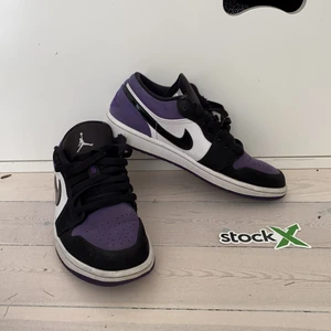 Nike air jordan 1 low  - Hej jag säljer nu mina air jordan 1 low för jag har vuxit ur dom. Sulan är inte kvar i dom då jag tog ut den för att dom skulle passa. Skorna är stock x verifierade.