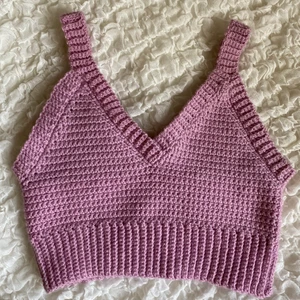 Virkad topp rosa  - En egenvirkad rosa topp med ribbade detaljer. Storlek S. Mjukt material💖 Går att göra i andra färger/storlekar efter önskemål 