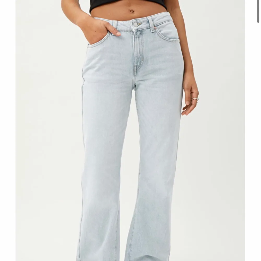 Hej! Säljer ett par mid/low waist jeans från weekday. Aldrig använda!! Så alltså i jättebra skick! Säljer bara vid bra bud💕💕💕😋. Jeans & Byxor.