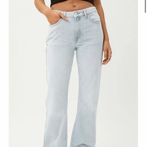 Lågmidjade jeans - Hej! Säljer ett par mid/low waist jeans från weekday. Aldrig använda!! Så alltså i jättebra skick! Säljer bara vid bra bud💕💕💕😋