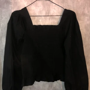 Svart topp - Från nakd, använd 1 kväll. Otroligt fin och formar kroppen fint. 