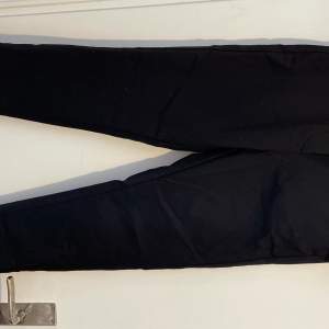 Svarta kostymbyxor i stretchigt material. Aldrig använda i fint skick