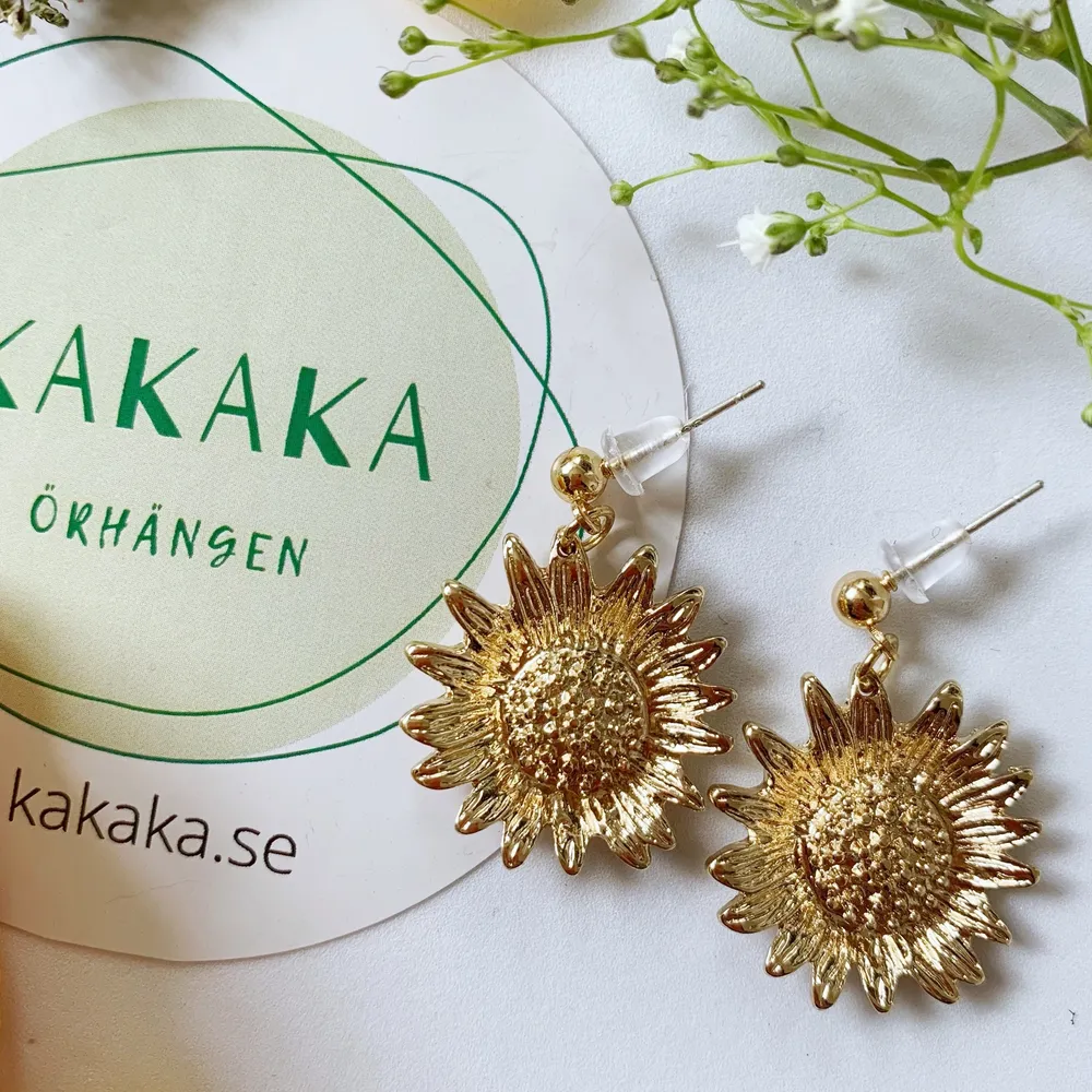 Blommor örhängen i nyskick, oanvända, S925, 65kr inklusive frakt 🙌🏻🌻följ min Instagram för 2kr rabatt 😉 @kakaka.se . Accessoarer.