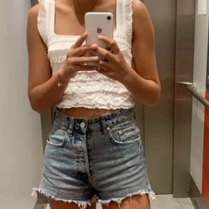 Vitt linne - Säljer ett vitt Zara linne som jag köpte sommaren 2020💕🌸 storlek S men passar både Xs/s💖