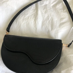 Axelväska  - Säljer denna sjukt snygga axelväska då jag har för många väskor. Aldrig använd och passar till allt man har i garderoben. Det är dags för denna väska att hitta ett nytt hem💕