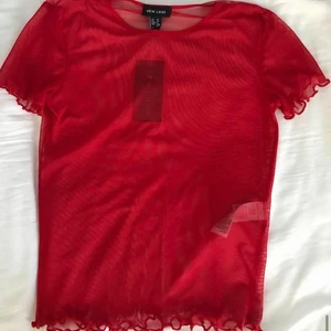 Meshtröja  - Röd helt oanvänd meshtopp (lappen kvar), strl 38, känns som en S. 