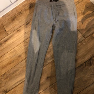 Byxor - Sköna gråa mjukis byxor från Only&Sons i storlek M, för 30kr!   Sköna bruna tunna byxor från newyorker i storlek 38, för 30kr!    KÖP BÅDA FÖR 50kr