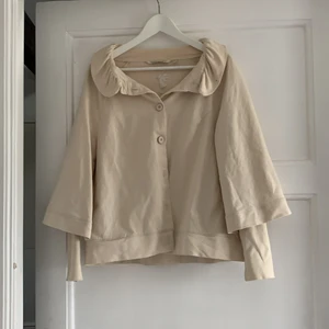 Kofta  - En kofta från house of lola, nästan aldrig använda och är i bra skick 