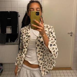 Jeansjacka🐆 - Jeansjacka från weekday med leopardprint. Köpt för något år sedan men endast använd en handfull gånger, jättebra skick. Bara att höra av sig för fler bilder. Står inte för eventuell frakt☺️