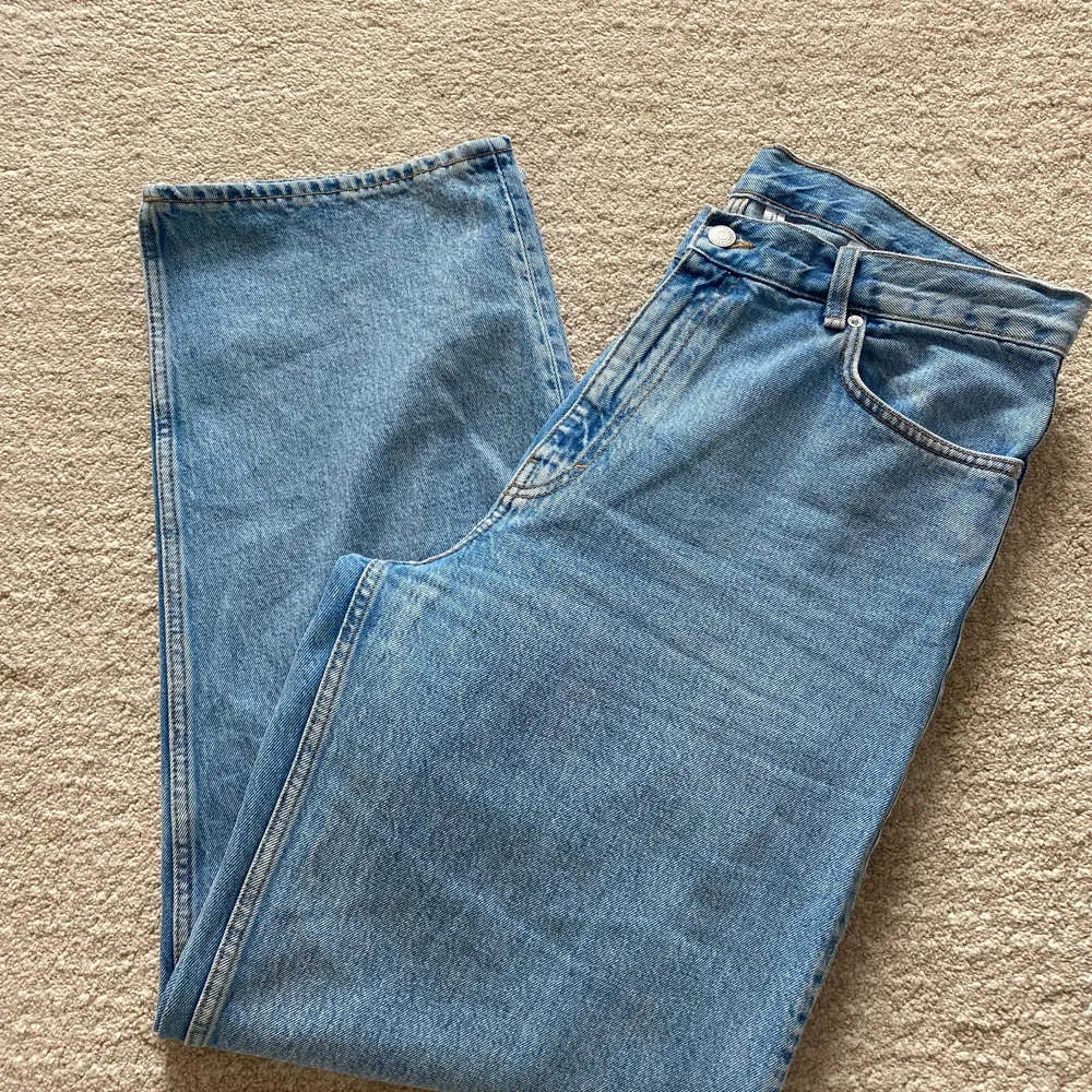 Säljer dessa sparsamt använda jeans från weekday. Säljer pga att de ej passar mig. Det är modell rail, högmidja, lösa och vid/raka ben. Storlek W33/L32. . Jeans & Byxor.