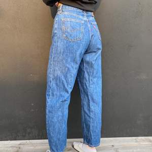 Knappt använda Levis jeans i storlek 28. Sitter som en S o passar även bra på de som har storlek 27. Nypris 1200. Priset kan såklart diskuteras🥰