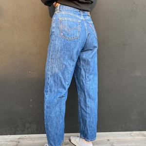 Levis Jeans - Knappt använda Levis jeans i storlek 28. Sitter som en S o passar även bra på de som har storlek 27. Nypris 1200. Priset kan såklart diskuteras🥰