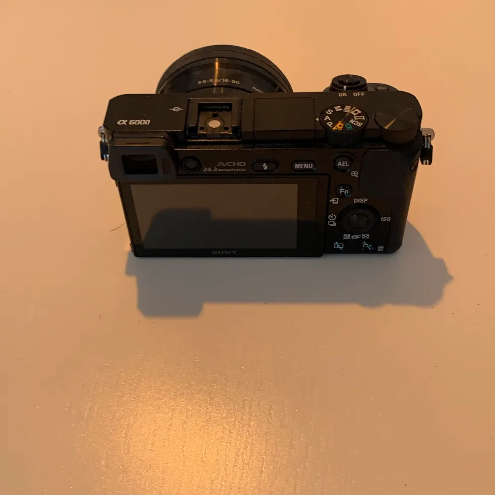 Sony Alpha 6000 kamera i nyskick, endast uppackad från lådan men aldrig använd. Objektivet på bild medföljer, samt laddare, låda, rem att ha runt halsen. Övrigt.
