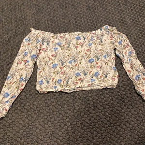 Off shoulder tröja - Sitter fint