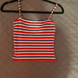 Randigt croppat linne strl xs/s - Ska tyvärr sälja detta fina linnet. Jag har haft linnet i kanske 2år men det var en klänning innan och sen klippte jag det. Det är i ganska bra skick, lite ”knottrigt” men det är inget man tänker på. Linnet är inte jätte stretchigt och passar därför har xxs-s/A & B-cupa! Jag säljer det för att jag int eriktigt gillar det längre.