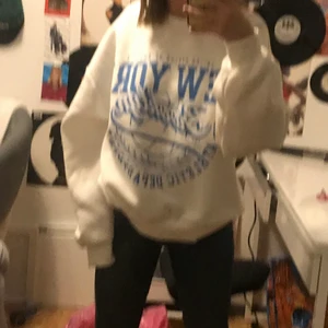 Sweatshirt  - Säljer en jätte mysig och skön sweatshirt mee tryck från Gina Tricot! Så snygg! Helt ny och aldrig använd, lappen kvar☺️