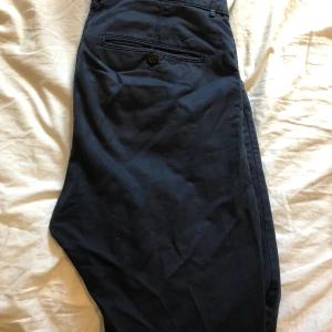 Marinblå chinos från zara - Herr-chinos i skönt material. Min pojkvän har älskat dom men passar inte längre. Storlek 40. Tveka inte för att skriva vid fler frågor om detaljer. Frakt tillkommer :)