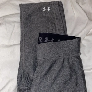 Under armour träningstights - Använt få gånger. Snygg grå färg, dröm tights som sitter bra också. Sköna att ha på sig. Passar för dig som använder S-M