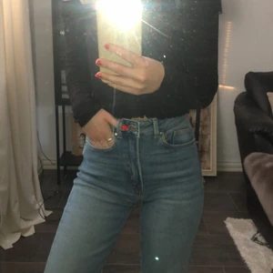 Blå Jeans strl xs - Superfina blåa jeans, jättebra skick. Säljer för 120kr + frakt🥰✨