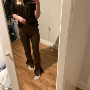 Bruna skinbyxor - Säljer dessa bruna skinn byxor från nellie. Kostade 400 kr tror jag. Är köpta i storlek S. Men säljer för 120kr