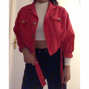 Jacka - Jätte fin croppas jacka med band vid midjan. Man kan styla den på olika sätt. Fått många komplimanger för den men den kommer tyvärr inte till användning mer. Passar både S/M/L. 250kr inklusive frakt, vid snabb affär kan jag eventuellt gå ner i pris🥰