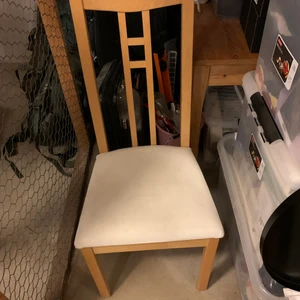Stol - Säljer en stol i trä med avtagbar och tvättbar stolsklädsel. Inga skador vad jag kan se