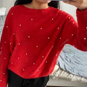 Röd stickad tröja pärlor H&M strl xs - Tröja strl xs men stor i storlek, passar till strl s-m. Små vita pärlor som sitter på tröjan