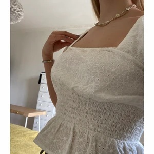 Vit blus - Jätte söt vit blus från NAKD. Köpt för ca 450kr och säljer för 249 då den är i nästan helt nyskick. I storlek 36 men passar också 34