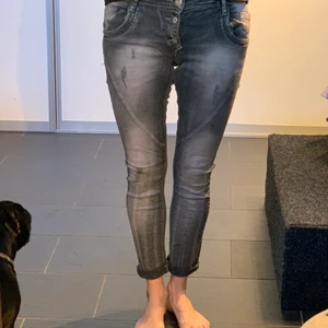 Jeans - Gråa jeans med detaljer. Storlek XS men mer som en S/M. Köparen betalar frakten.