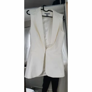 Vit armlös kavaj från HM - Har endast använt 1 gång. Kavajen är i väldigt god skick och har storleken 34. Pris kan diskuteras.