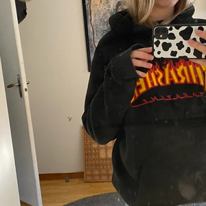 Thrasher Hoodie -  Hej alla! Säljer min fina thrasher hoodie! Denna hoodie köpte jag i Thailand förra året och där med är den inte äkta. Materialet är i bra skick och den är mjuk och bekväm att ha! Jag har mest använt den som hemma hoodie men har inte använt den nu på flera månader. Säljer den för 150kr då den inte är äkta men fortfarande en fullt fungerande fin hoodie!☺️❤️ Skulle säga att den passar både Xs, S och M också. Kom ihåg att priser kan alltid diskuteras på allt ja säljer😙