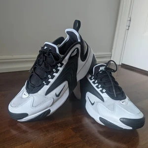 Nike Zoom i storlek 38 - I stort sätt oanvända Nike Zoom som skulle passa en 38. Det finns en liten fläck framtill men går nog bort i tvätten. Står 39 i dem med de är små i storleken — köptes här på plick men de är för små för mig som har 39. Köparen står för frakt ✨