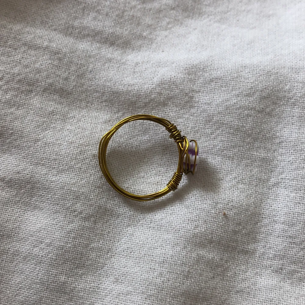 Det är en handgjord ring med en blompärla i mitten. Väldigt fin och somrig. Kan ändra storlek och kan ändra till silver, rosé guld istället för guld. Det är bara att kontakta mig. ALLTID FRI FRAKT.. Accessoarer.