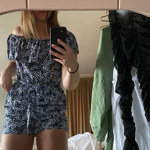 Byxdress från HM - Jättesöt byxdress från hm i storlek M. Skulle dock säga att den även passar S