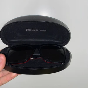 Ralph Lauren Solglasögon - Säljer mina Ralph Lauren solglasögon då jag vill köpa nya. Kan gå ner i pris vid smidig affär!
