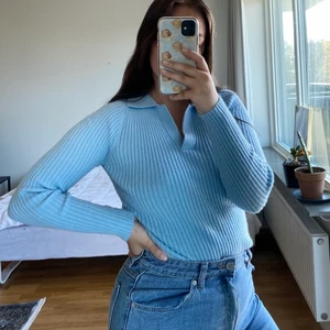 Ljusblå tröja 💙 - Jätte fin ljusblå tröja med krage i mycket gosigt material. Helt ny! Säljer då jag inte trivs så bra i färgen. Storlek S. Frakt på 45 kr tillkommer 💙