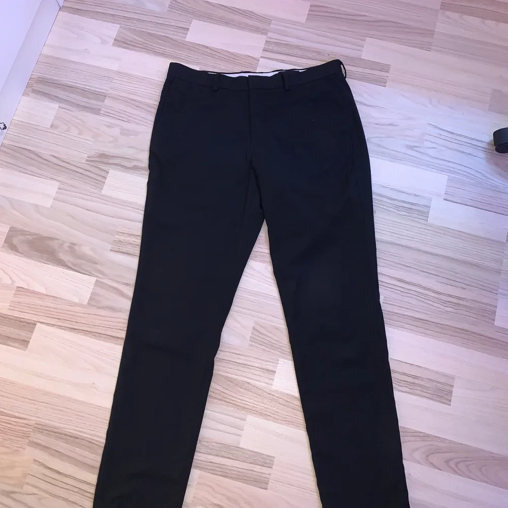 Svarta kostymbyxor från H&M i storlek eur 50. Riktigt sköna och snygga byxor!! Byxorna är i bra skick och har inte använts mycket!! . Jeans & Byxor.