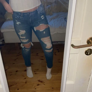 Ripped skinny jeans strl L/XL - Ett par ripped skinny jeans med högmidja från Hollister. Originalpris 500kr. Strl 13R sitter som L/XL. Jätte bekväma & knappt använda.