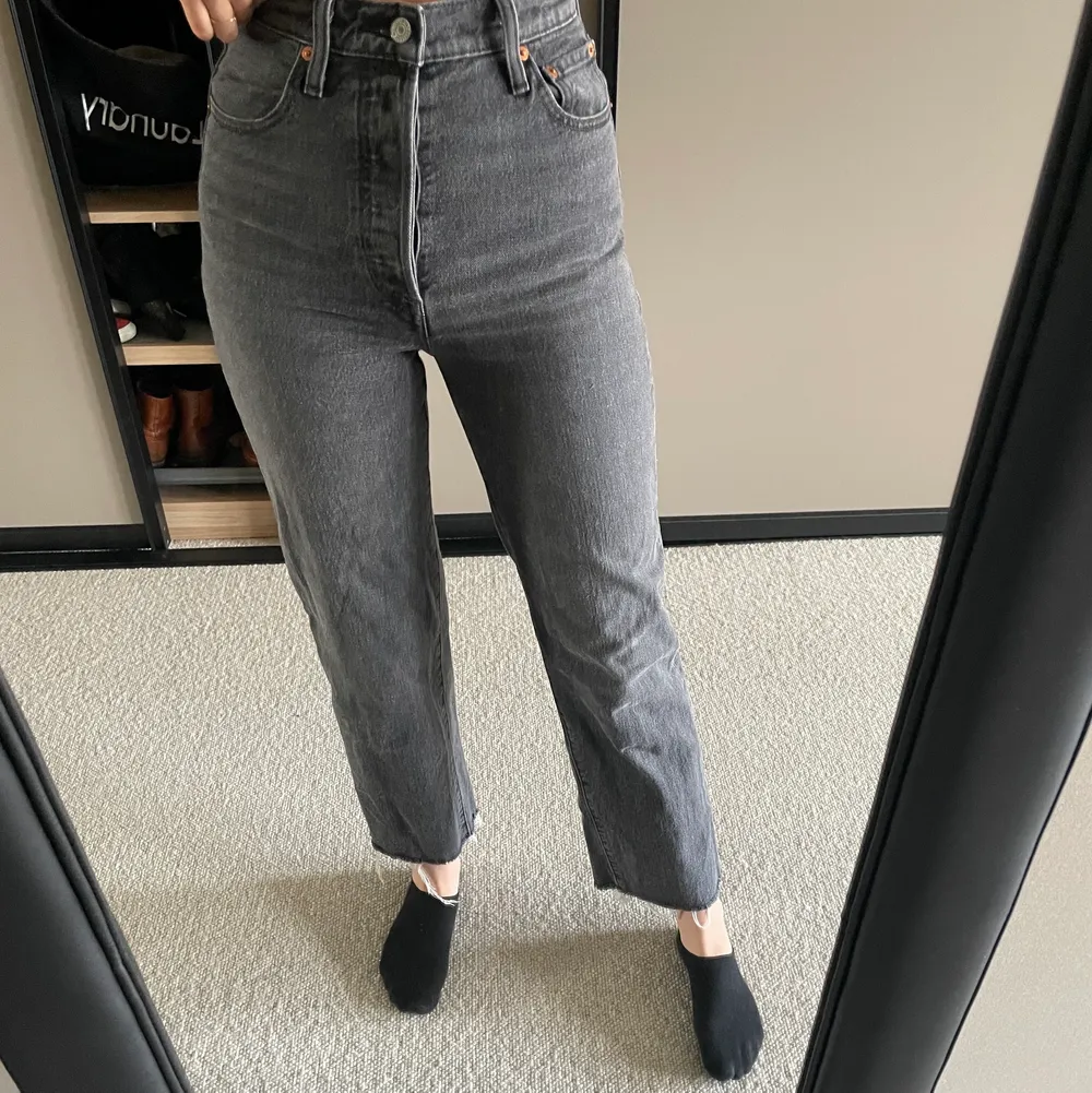 Gråa Levis jeans i modellen ribcage straight i storlek 26🥰 350kr+frakt💕. Jeans & Byxor.