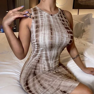 Mönstrad klänning - Superfin klänning med sömmar vid höfterna 