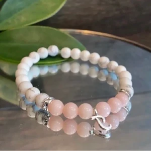 ARMBAND: VERA - JUST NU: REA, istället för 79kr kostar det 49kr!                                                                         La perle UF säljer egna handgjorda armband med många olika vackra pärlor. En av våra favoriter är marmorpärlorna som används för att lindra stress och för att motverka sömnlöshet. Lägg till berlock för 8 kr!