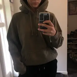 Militärgrön bikbok hoodie