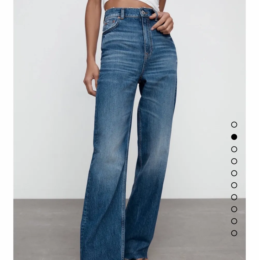 Coola 90s wide leg jeans från Zara i full length endast använda 1 gång i stl 38😍. Jeans & Byxor.