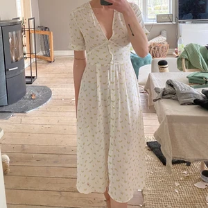 Jättesöt blommig midiklänning från NAKD. Storlek 32 - Jättesöt blommig midiklänning från NAKD. Aldrig använd. Storlek 32