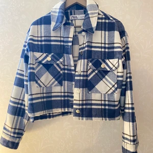 Modern Vårjacka från Zara❤️ - Aldrig använd och i superfint skick 🥂 passar även M🤎