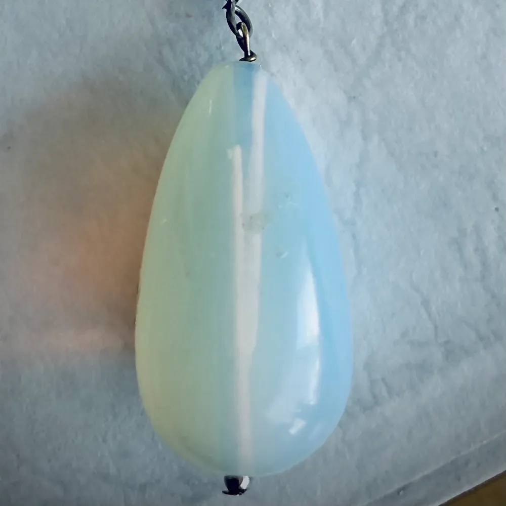 Halsband , suverkedja med droppformat ljusblått hänge . Länge på hänga 2.5 cm. Köpt på fabriken Jönköping . Design våga. . Accessoarer.
