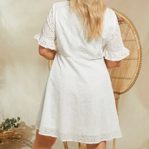 Vit sommarklänning  - Vit sommarklänning säljes pga för stor. Aldrig använd, storlek  3XL