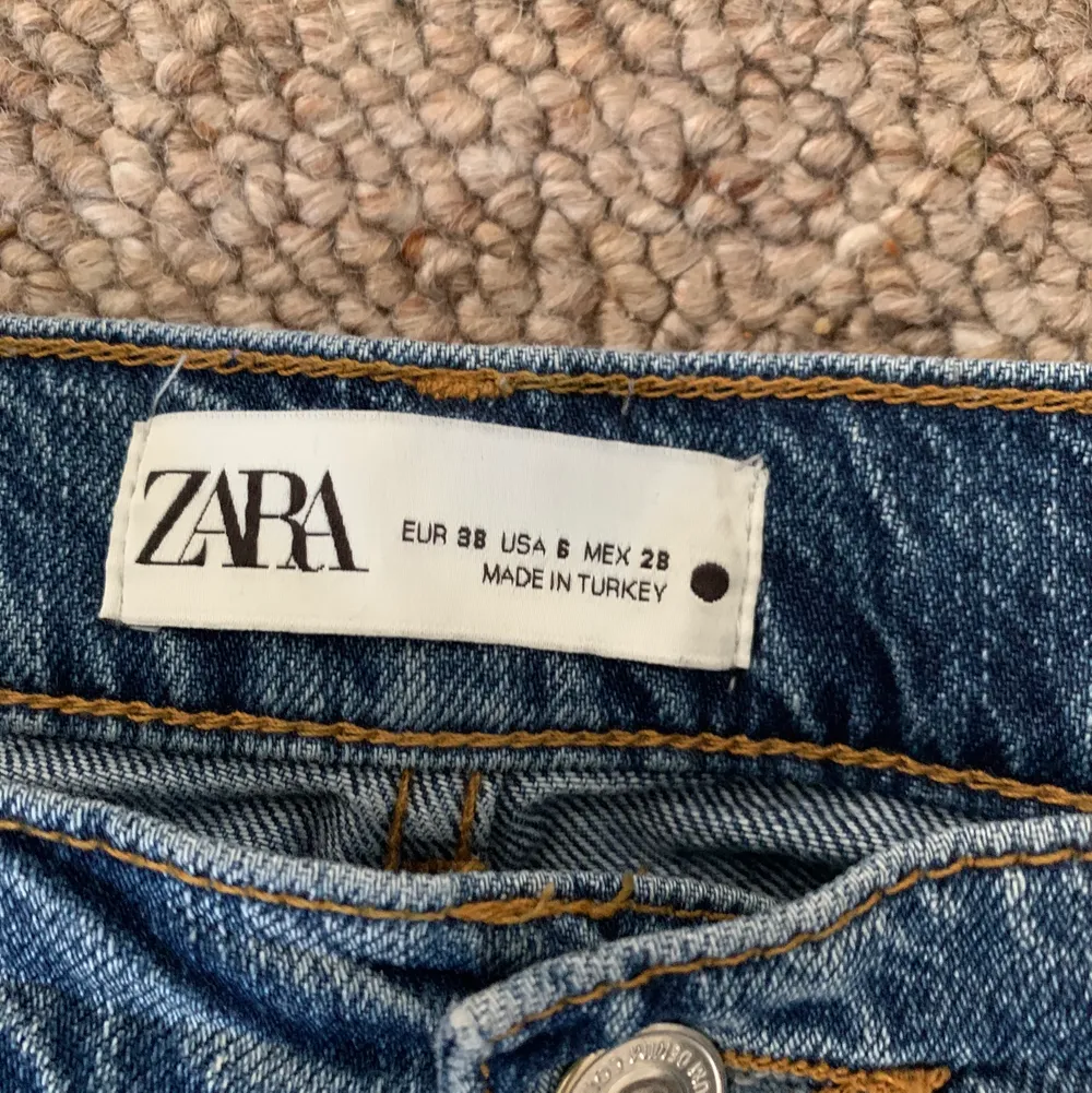 Pris kan diskuteras!! Mörkblå ZARA jeans i storlek 38. De är slutsålda på hemsidan. Fint skick. De är avklippta några centimetrar så de är förlånga på mig som är 166 cm. (Om jag har skor är de ner till marken och nuddar marken) Betalningen sker via swish och köparen står för eventuell fraktkostnad ❣️. Jeans & Byxor.